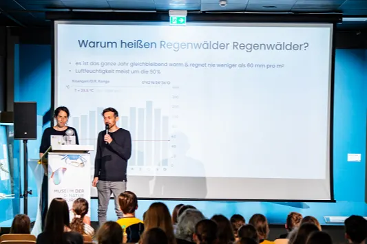 Hamburg Regenwald Konferenz Bühne Leinwand