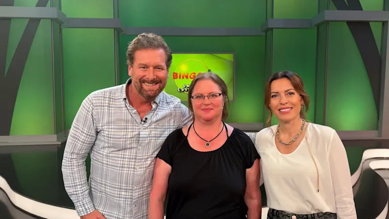 Gudrun freut sich über 7.000 € beim Süßen Glück