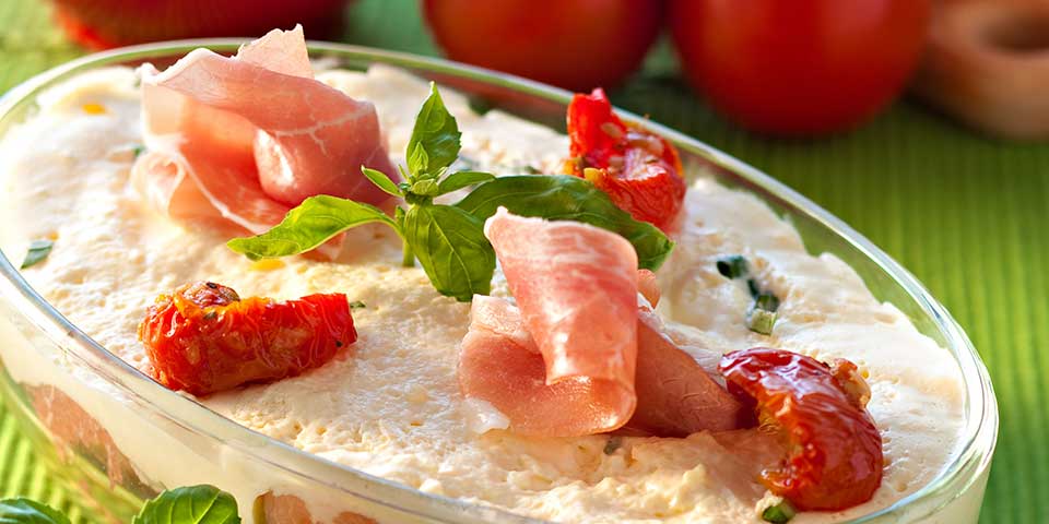 Tiramisu mit getrockneten Tomaten und Parmaschinken