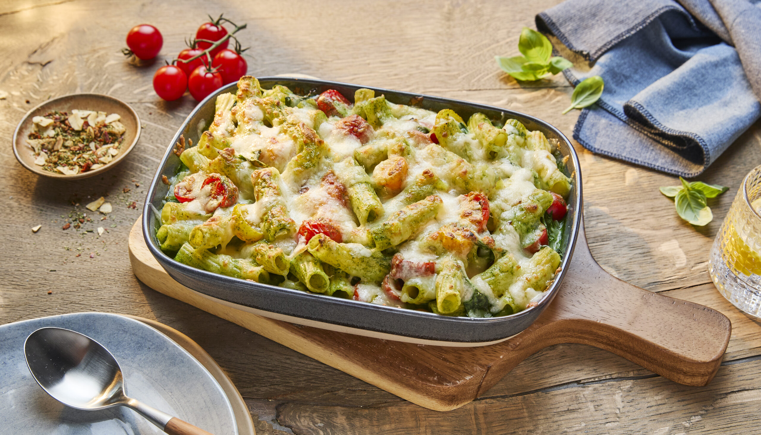 Pasta al Forno in cremiger Spinatsauce mit Strauchtomaten und Mozzarella