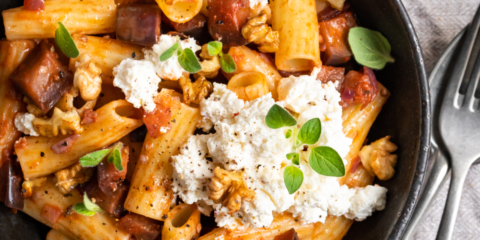 Auberginen-Pasta mit Ricotta und karamellisierten Walnüssen