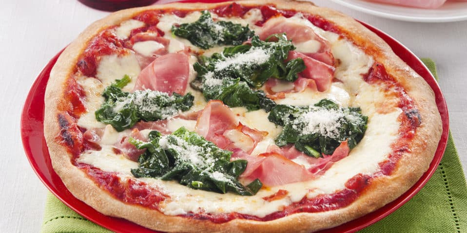 Pizza Mozzarella mit Spinat und Schinken