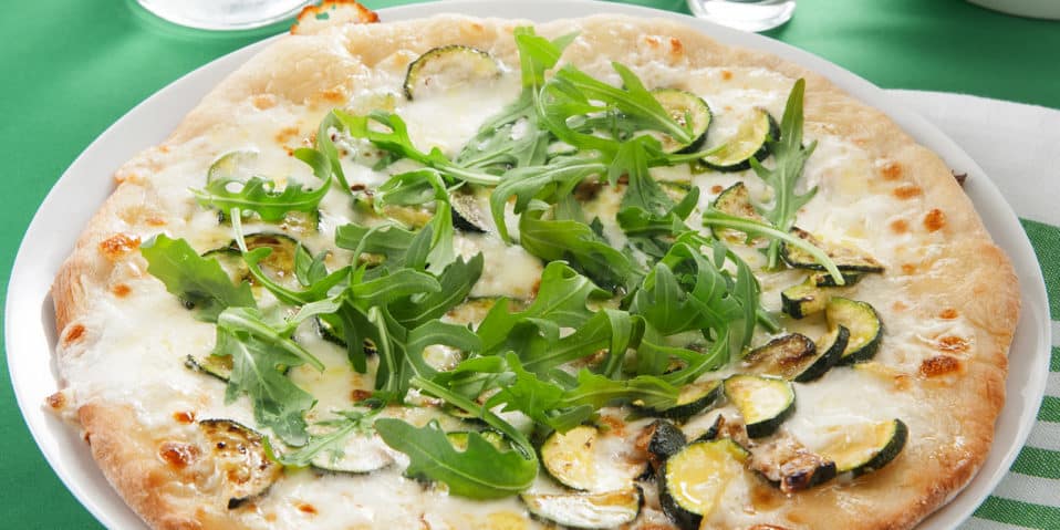 Pizza mit Zucchini - Mozzarella