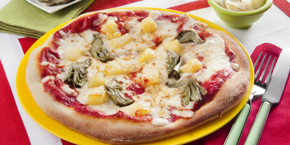 Pizza mit Artischocken und Kartoffeln