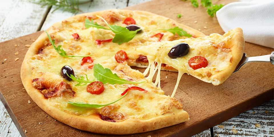 Pizza Mozzarella mit Rucola und Oliven