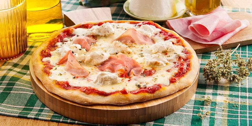 Pizza mit Schinken und Ricotta