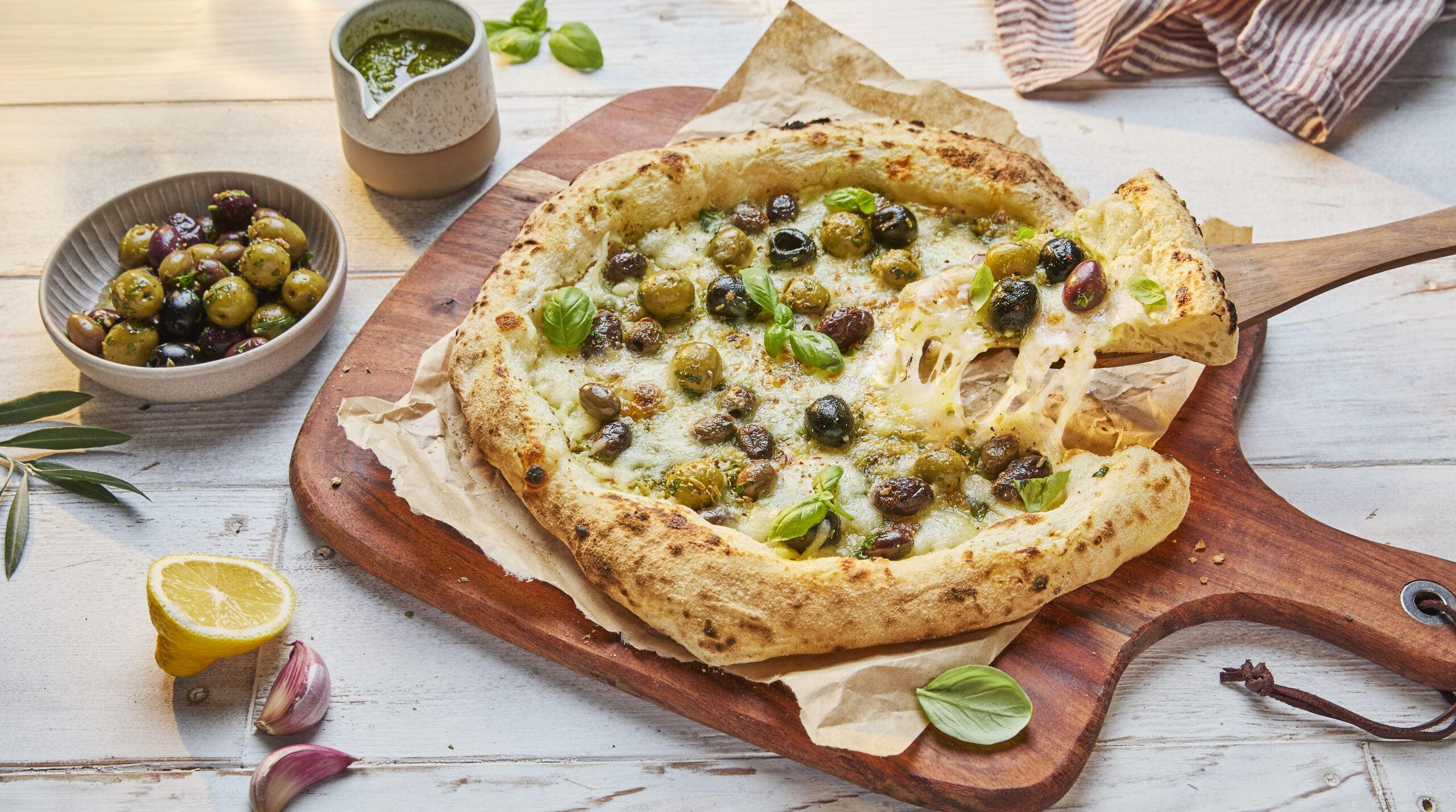 Pizza Bianca mit Mozzarella und Oliven