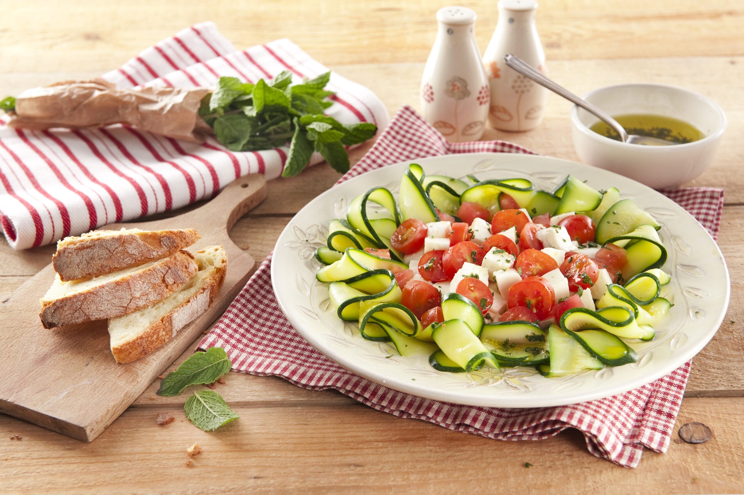 Caprese Salat und Zucchini