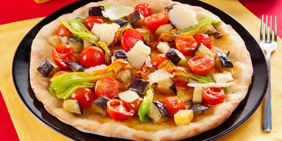 Pizza Tomate Aubergine mit Parmesan