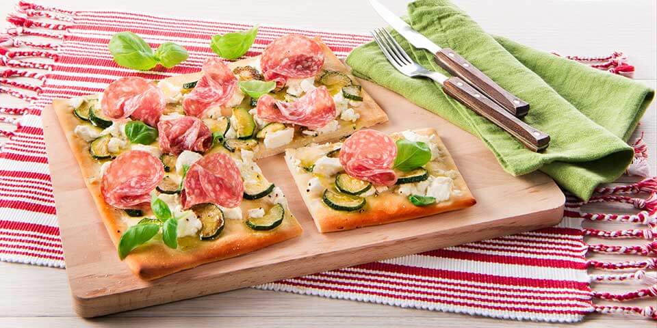 Pizza mit Salami, Zucchini und Ricotta