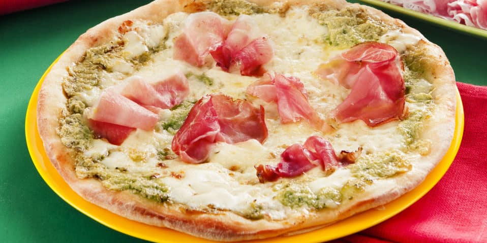 Pizza Mozzarella mit Speck