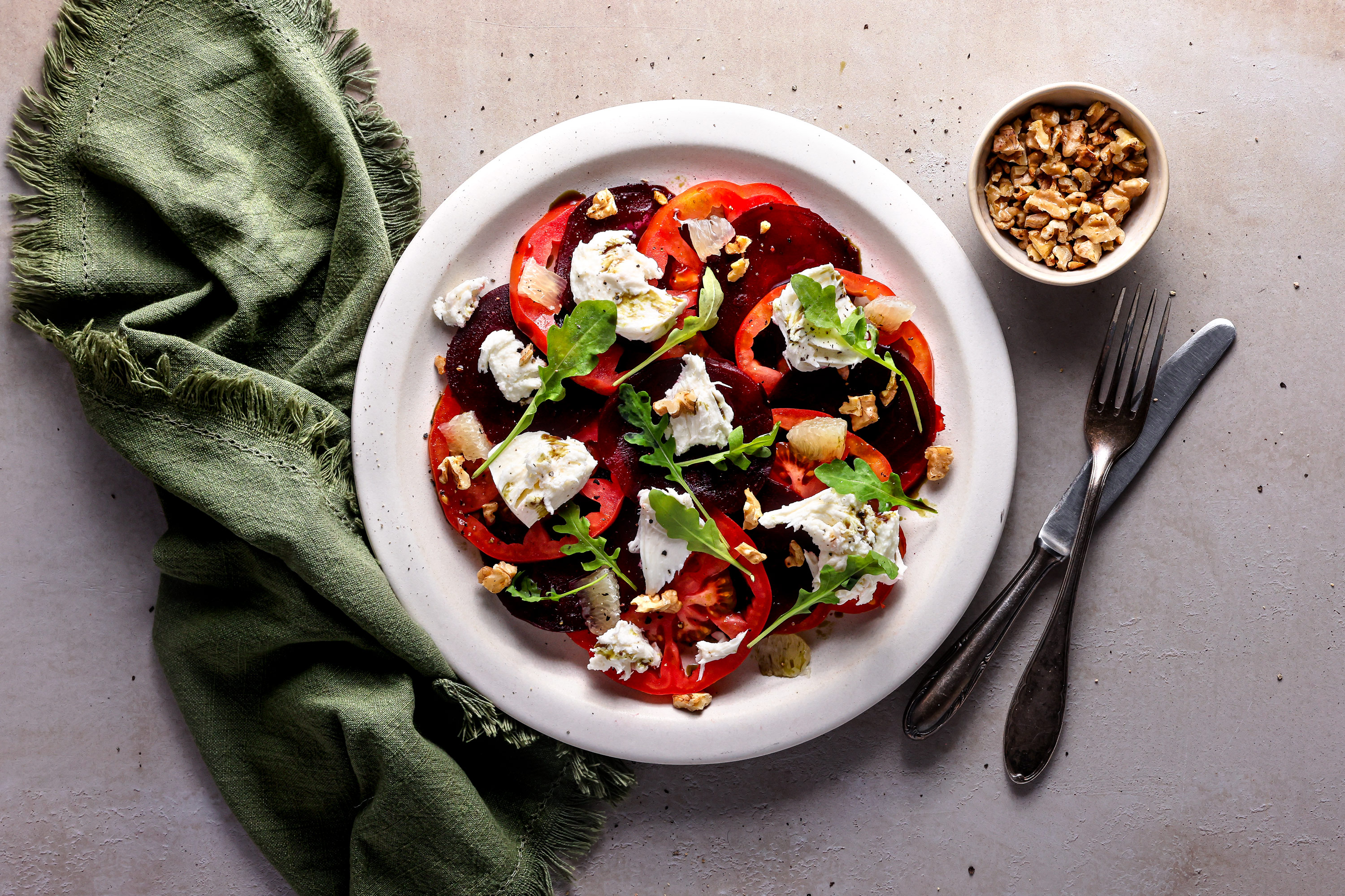 Rote-Bete-Tomaten-Carpaccio mit Fior di Latte Mozzarella