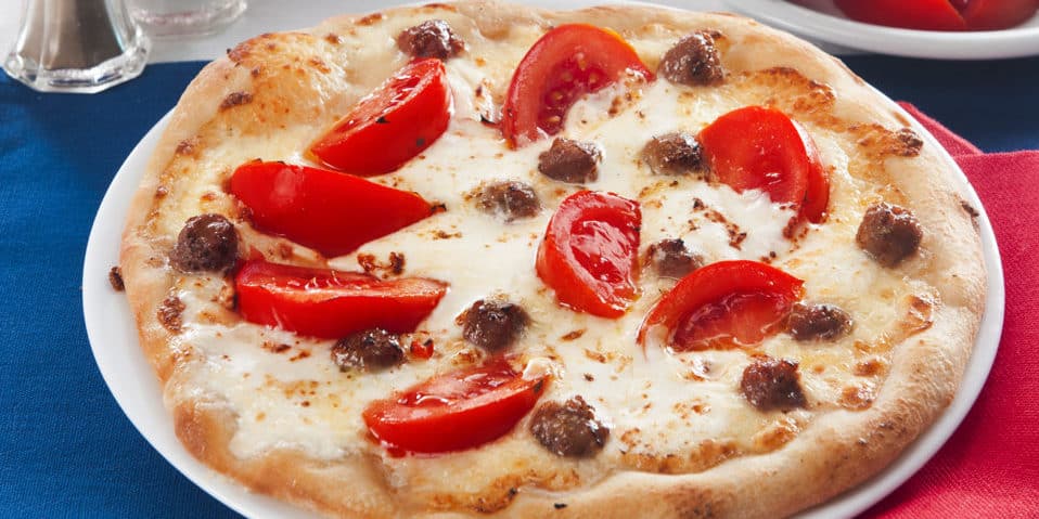 Pizza Mozzarella Tomate mit Salsizbällchen