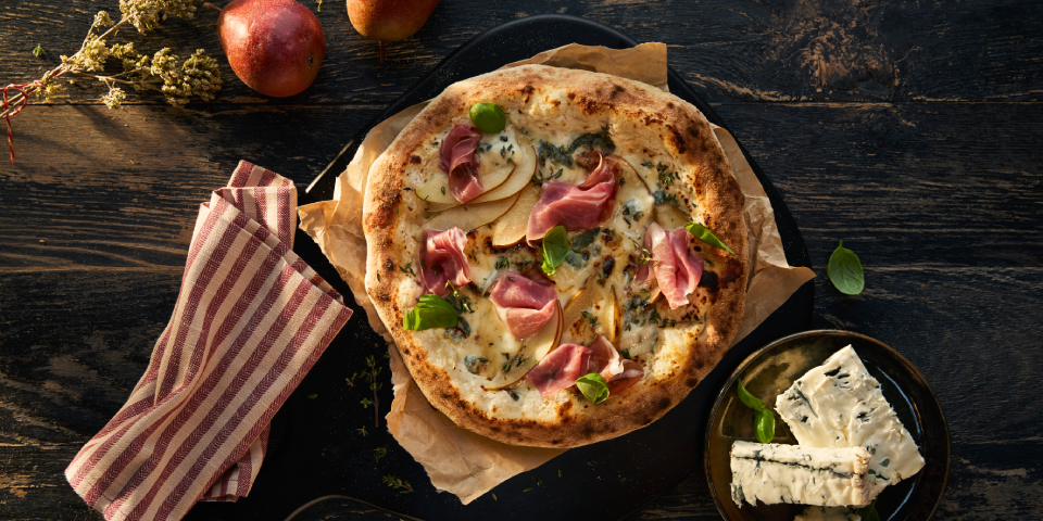 Pizza mit Honig-Birnen, Gorgonzola Intenso und Parmaschinken