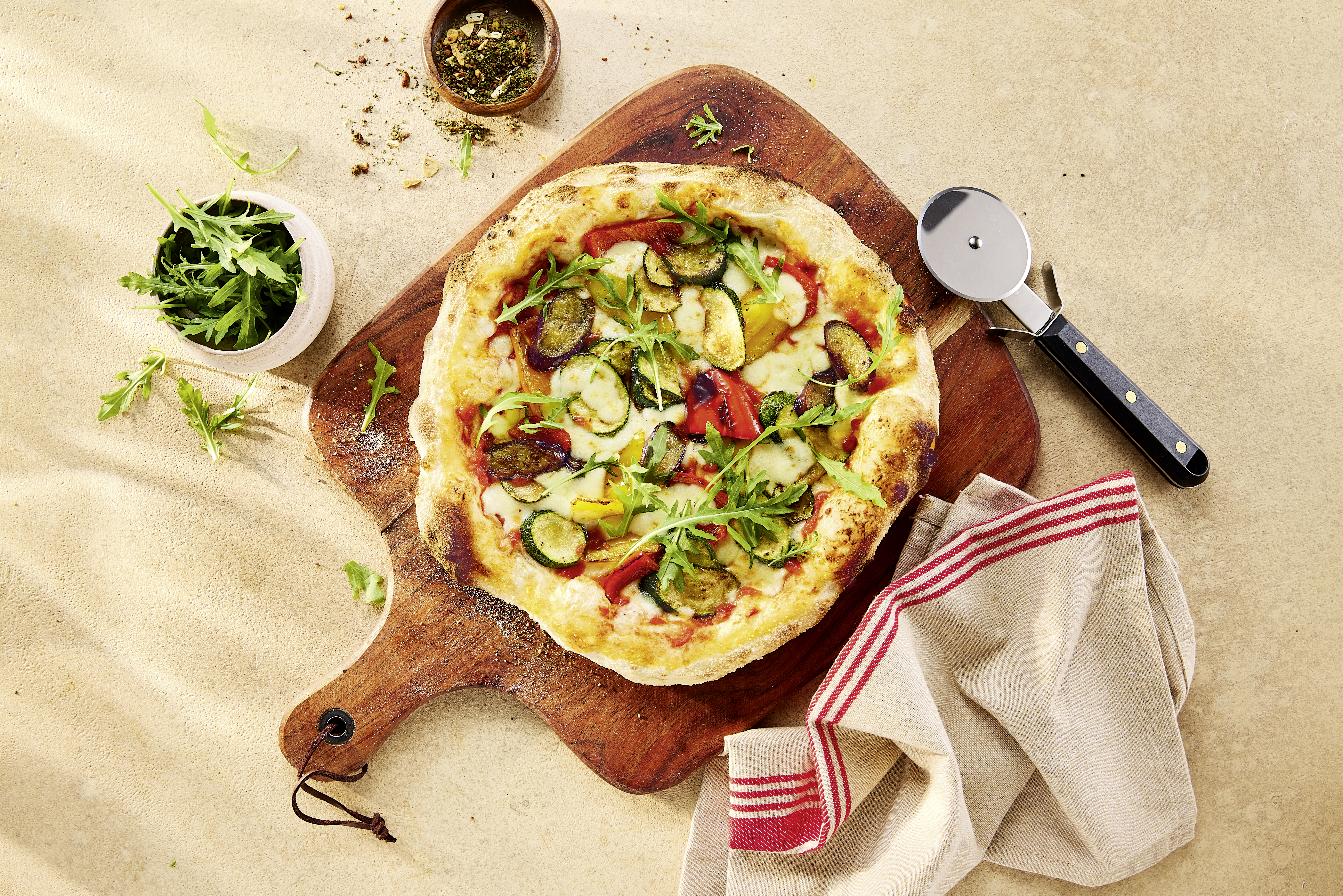 Pizza "Verdura" mit Grillgemüse, Fior di Latte und Rucola