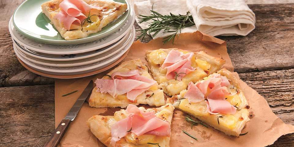 Pizza mit Kartoffeln und gekochtem Schinken