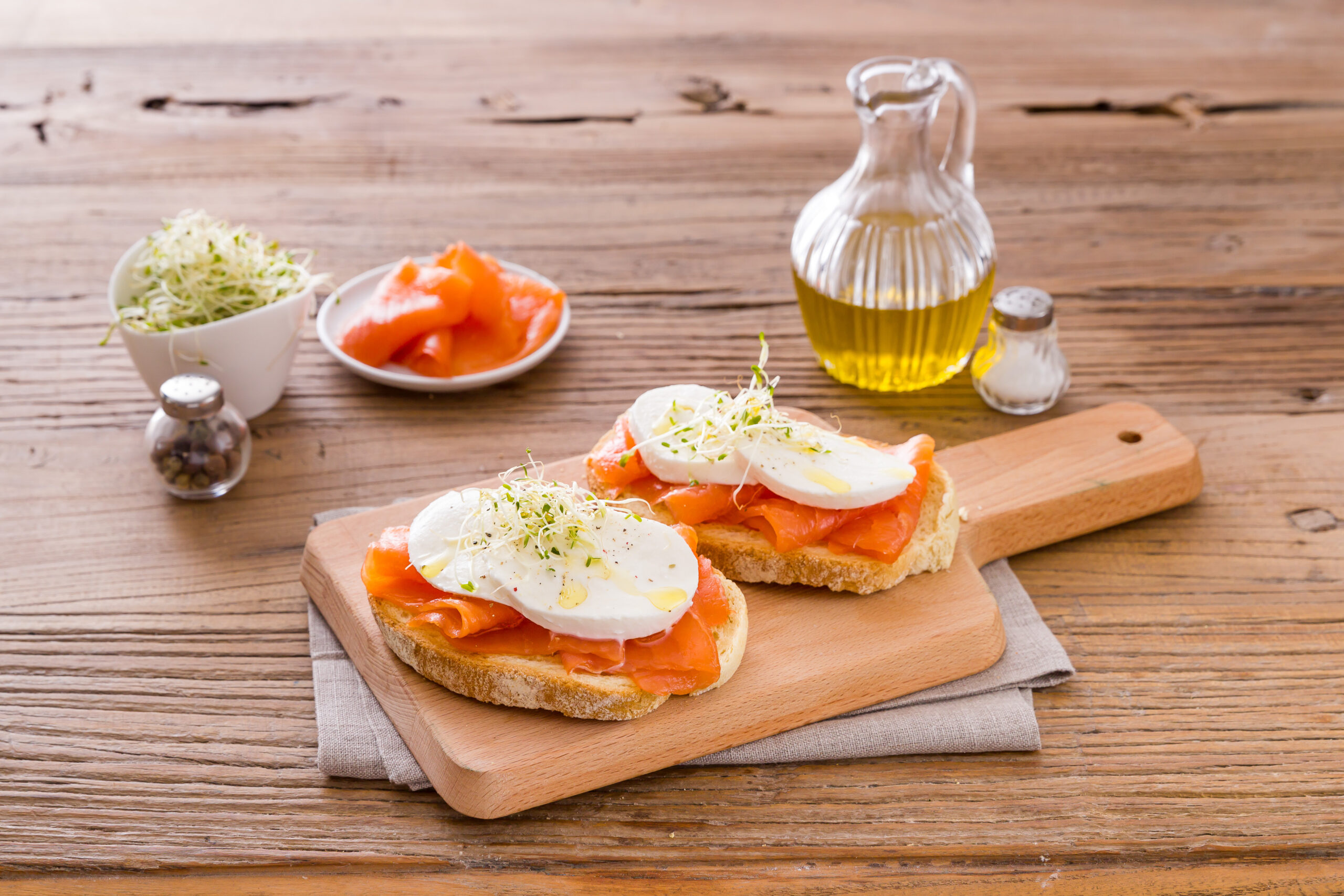 Bruschetta mit Mozzarella Fior di latte & Räucherlachs