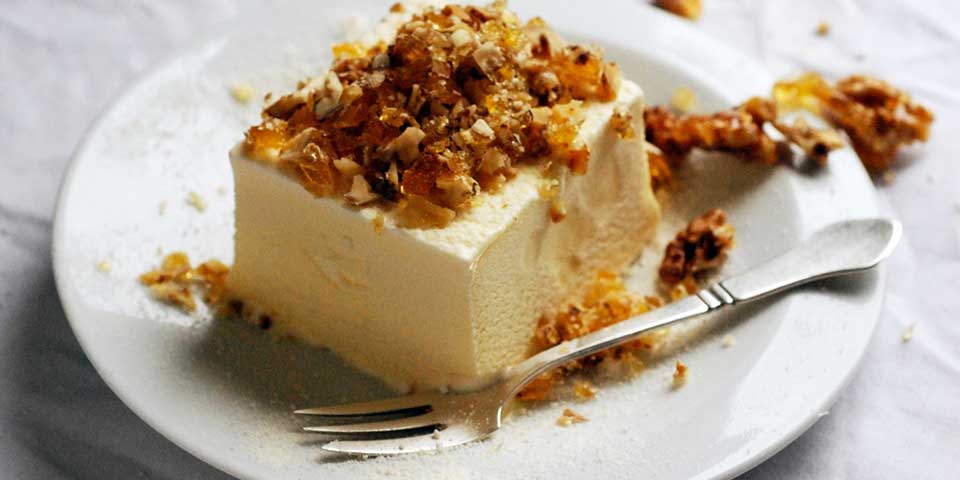 Mascarponeeis mit Rum und Walnuss