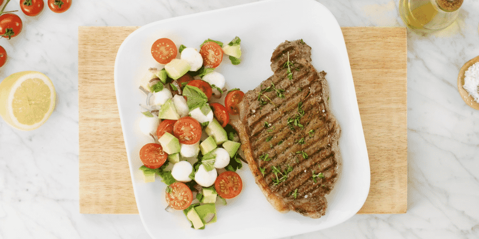 Sommerlicher Salat mit Avocado & Mozzarella