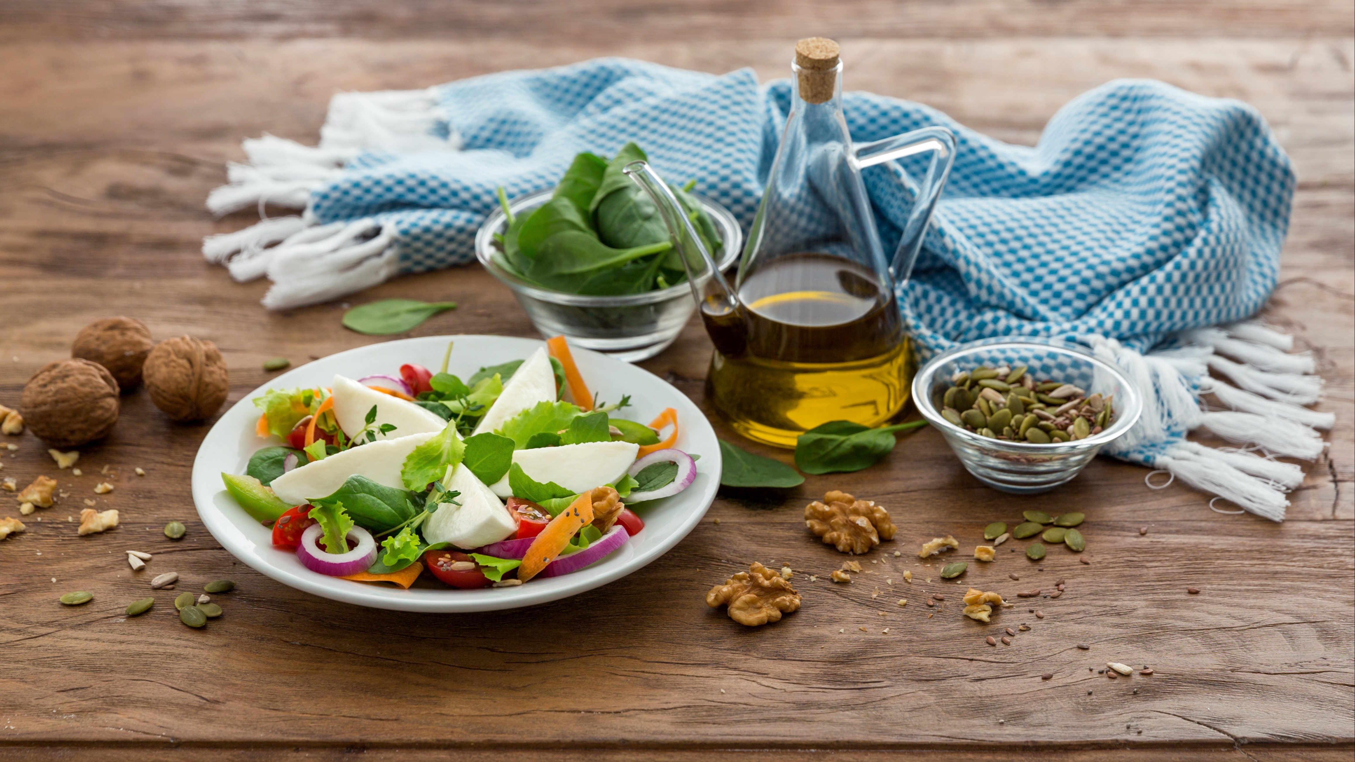 Frühlingssalat mit Mozzarella Infusione al Basilico