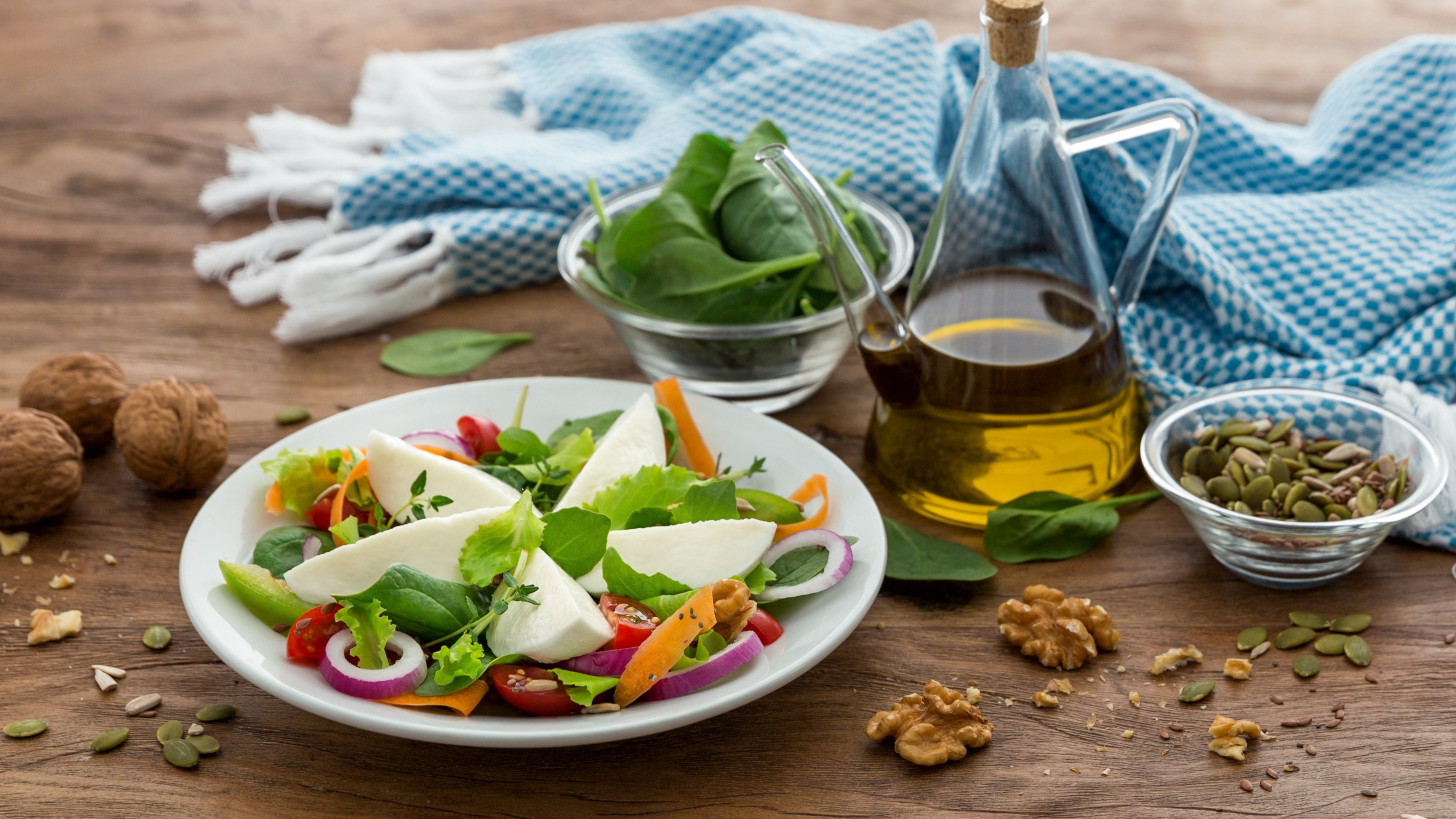 Frühlingssalat mit Mozzarella Infusione al Basilico