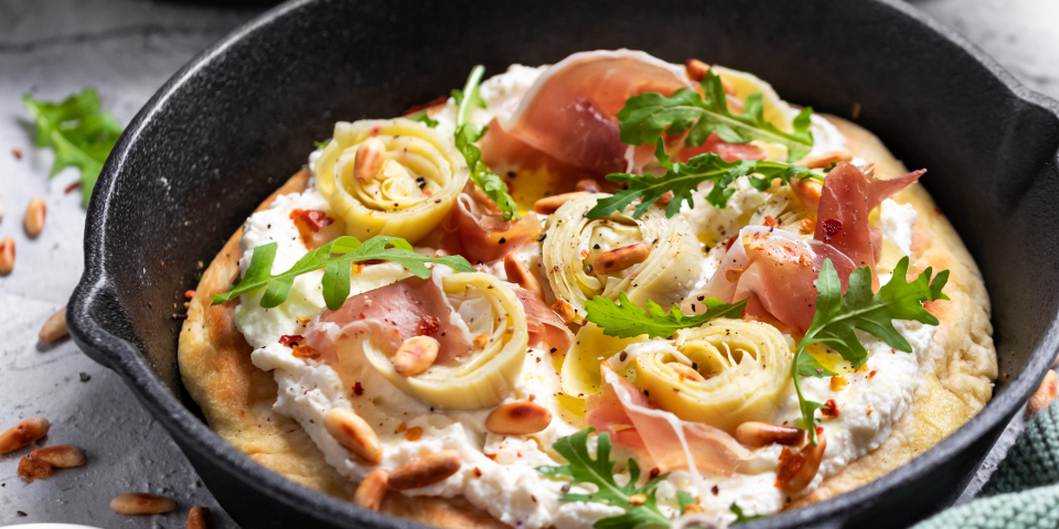 Pfannenpizza mit Ricotta und Artischocken