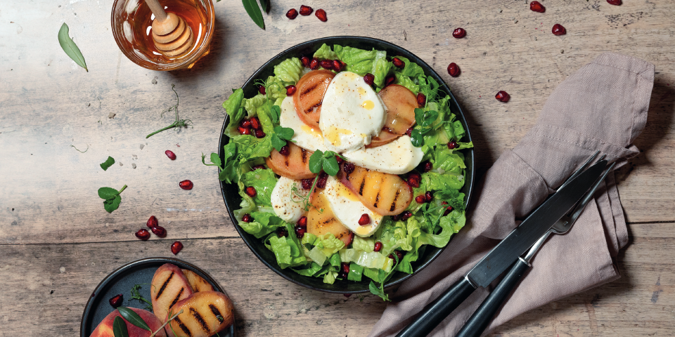 Romana-Salat mit gegrilltem pfirsich und mozzarella