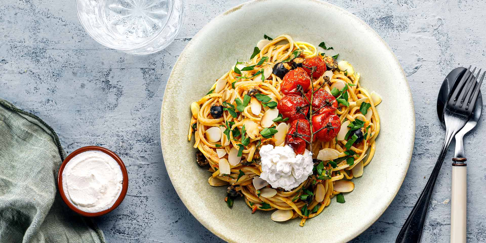 Cremige Tomaten-Paprika-Linguine mit Ricotta