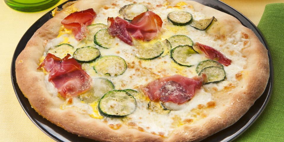 Pizza Mozzarella mit Safran und Speck