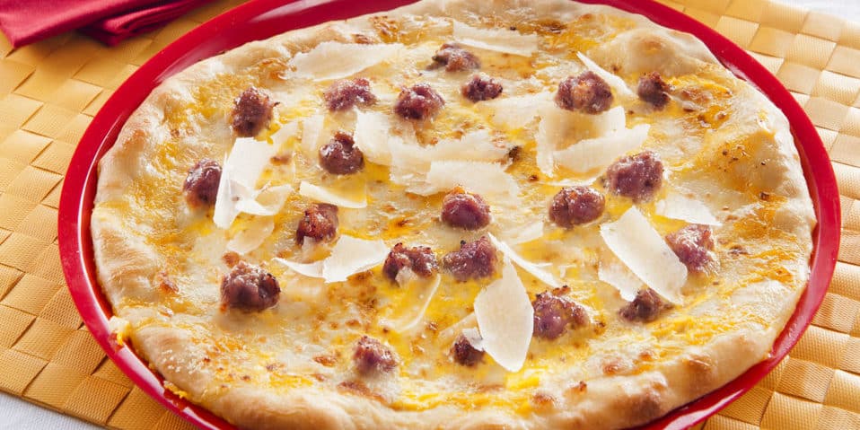 Pizza Mozzarella mit Safran und Salsizbällchen