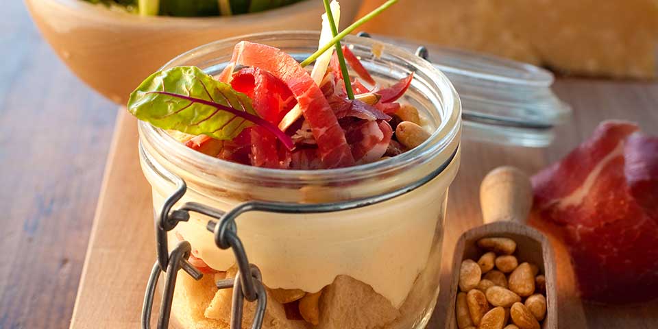 Tiramisu mit Parmesan, Coppa und Pinienkernen