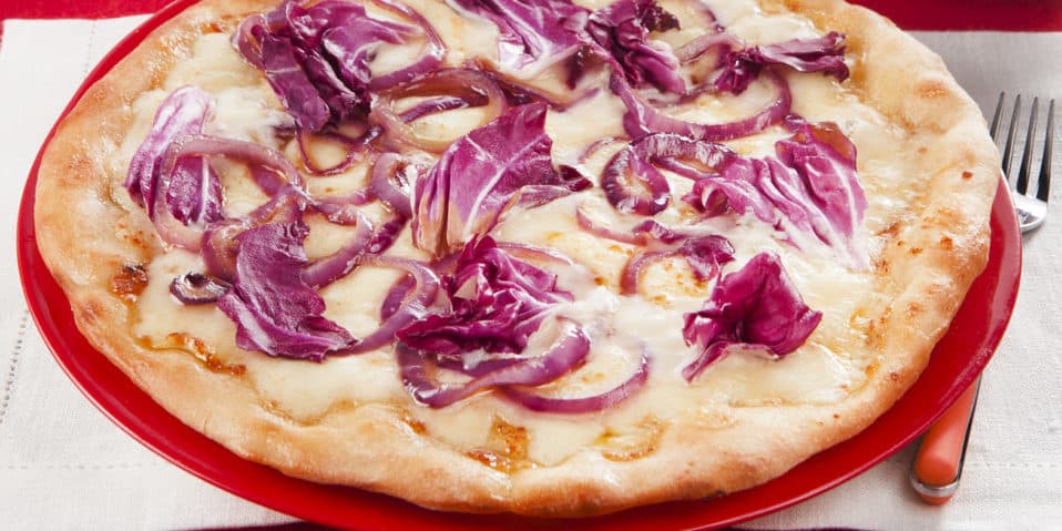 Pizza Mozzarella mit Chicoree und Zwiebeln