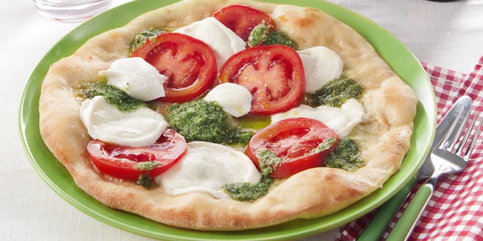 Pizza Mozzarella Tomate mit Pesto