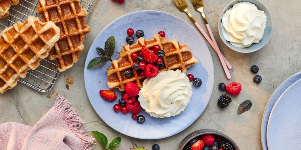 Croffles - Croissant-Waffel mit Limetten-Beeren und Crema al Mascarpone