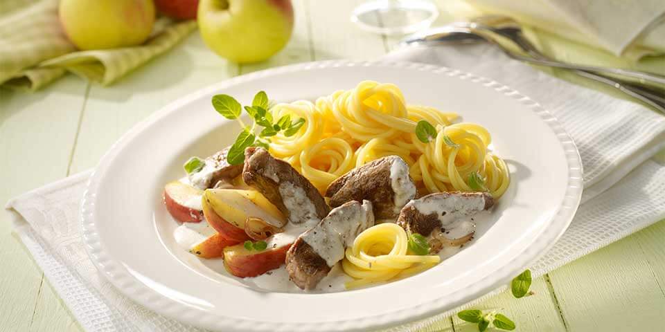 Rinderfiletstreifen in Ricotta-Apfelsauce und Spaghetti