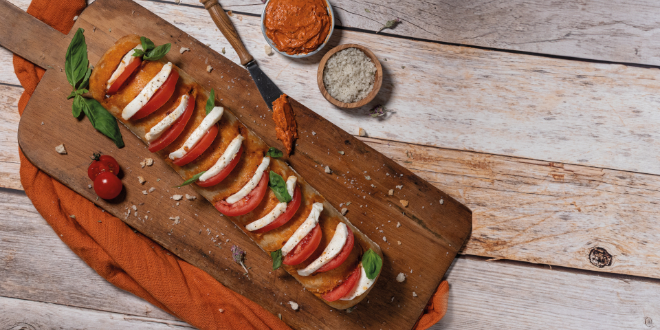 Ciabatta gefüllt mit Tomatenbutter und Mozzarella