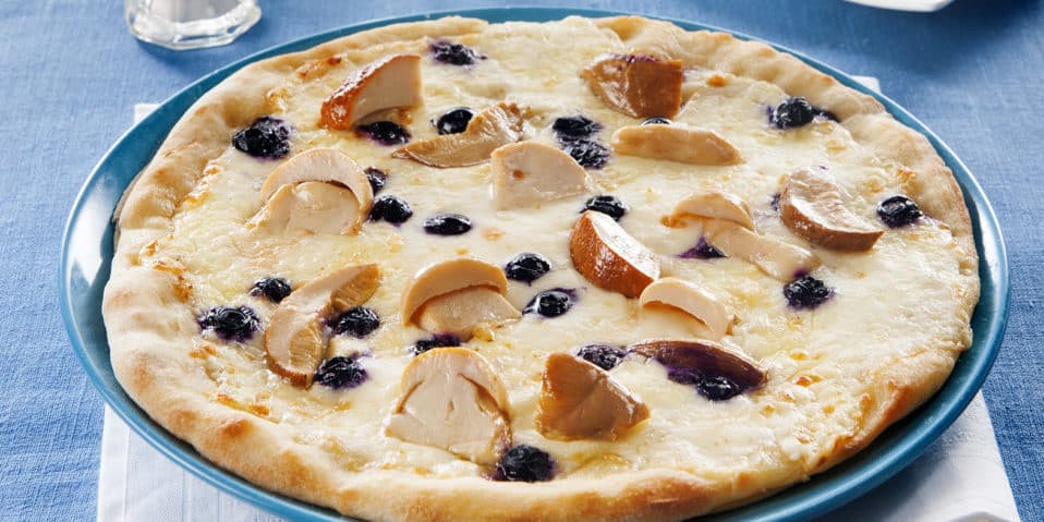 Pizza Mozzarella mit Steinpilzen und Blaubeeren