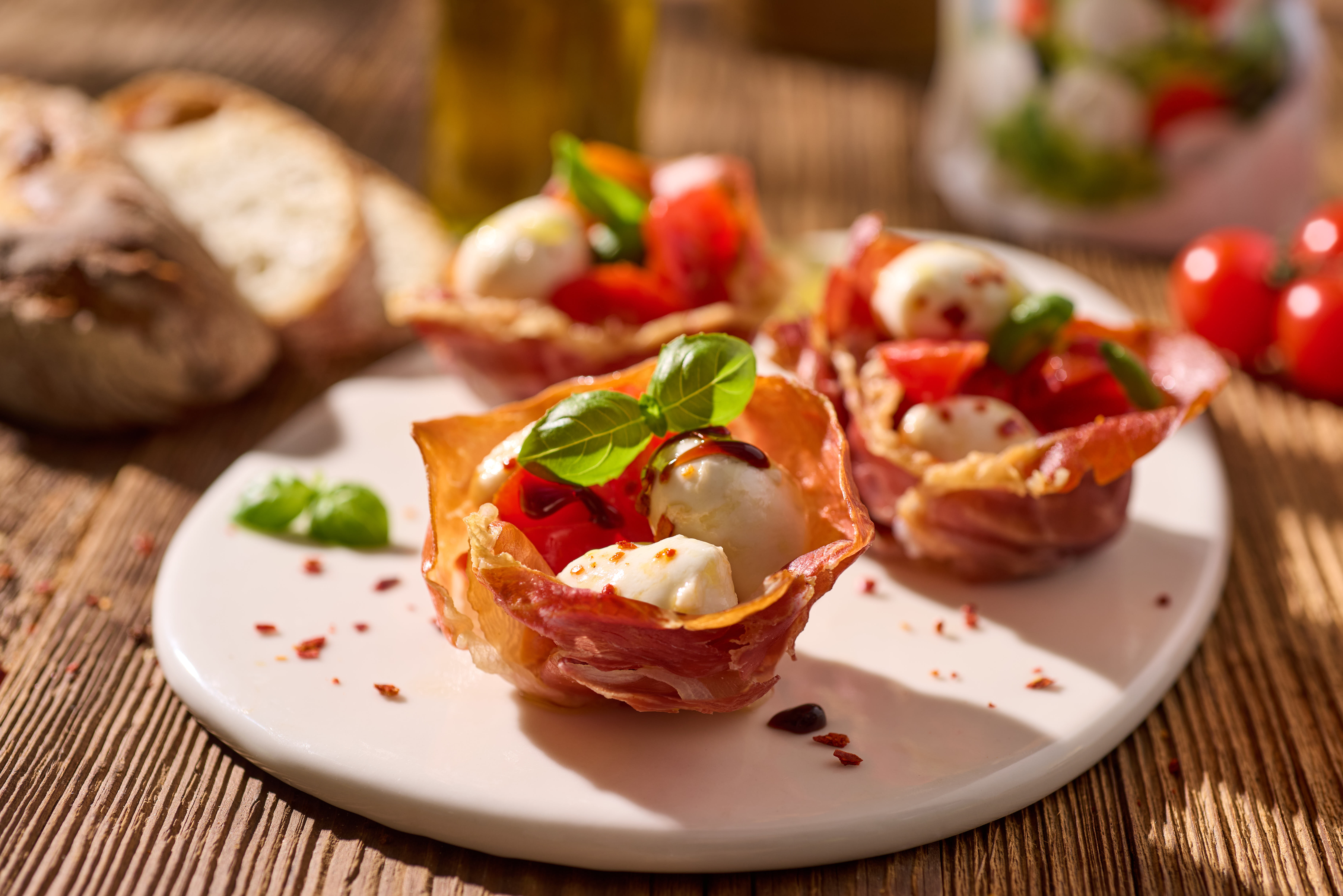 Caprese im Prosciutto-körbchen