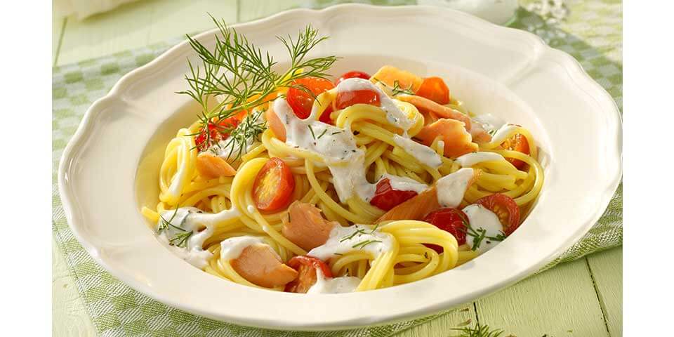 Lachsnudeln mit Dill und Cocktailtomaten