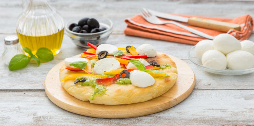 Pizza mit knusprigem Gemüse und Büffelmozzarella