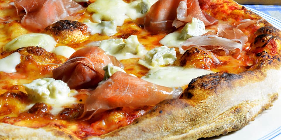 Pizza Gorgonzola mit Parmaschinken