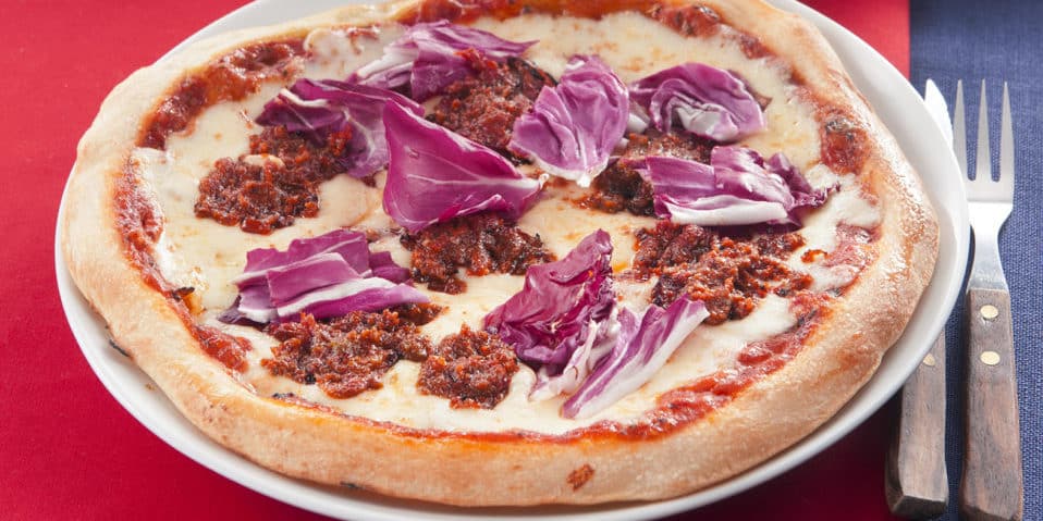 Pizza Mozzarella mit Pesto Rosso