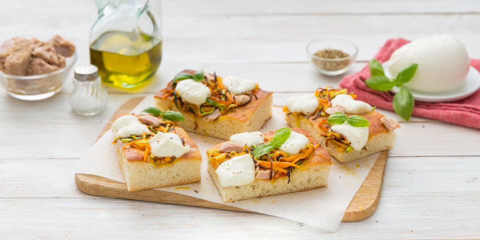 Pizza mit Gemüse Julienne und Mozzarella