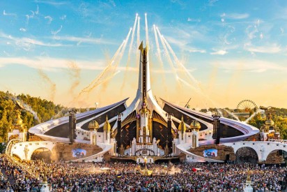 FISHER brings favorite house hits to the Mainstage at Tomorrowland 2022