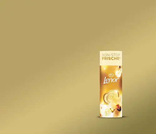 Lenor-Produkt mit lang anhaltender Frische in goldener Verpackung mit floralem Design