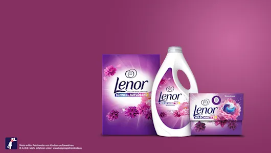 Lenor Color Waschpulver, Flüssigwaschmittel und PODs auf violettem Hintergrund