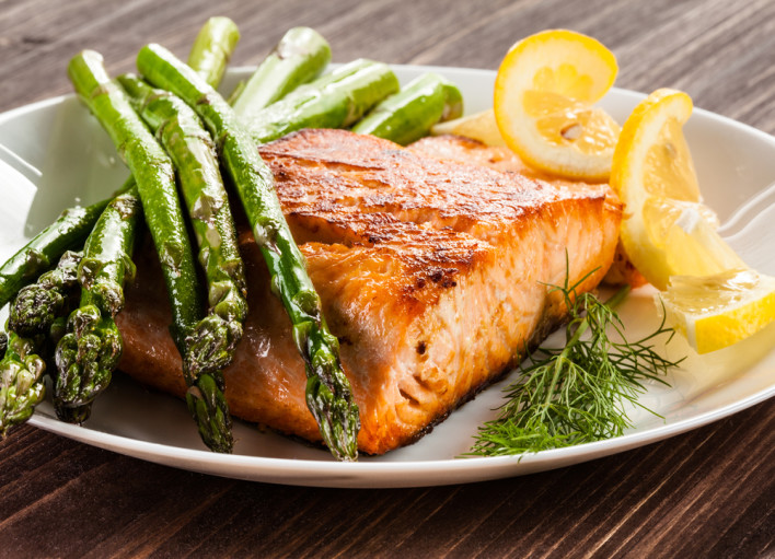 Grilled salmon and asparagus 