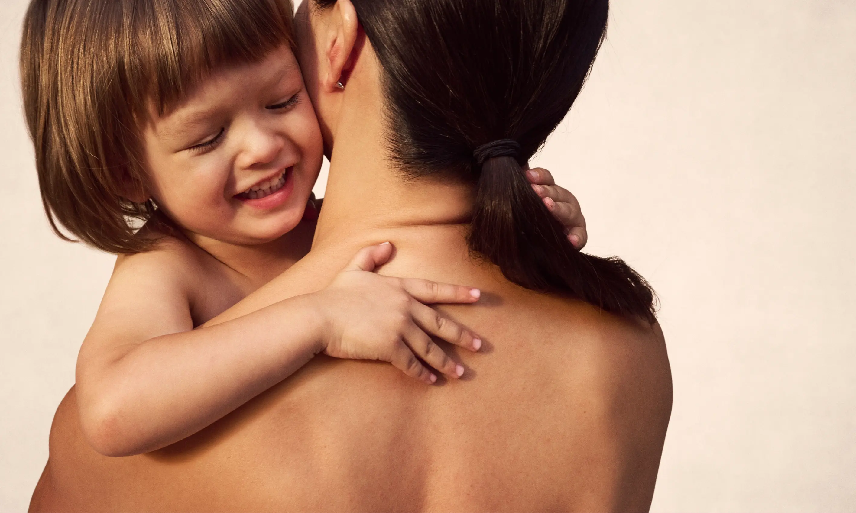 Image of a woman hugging her daughter, showing a moment of happiness between mother and daughter.