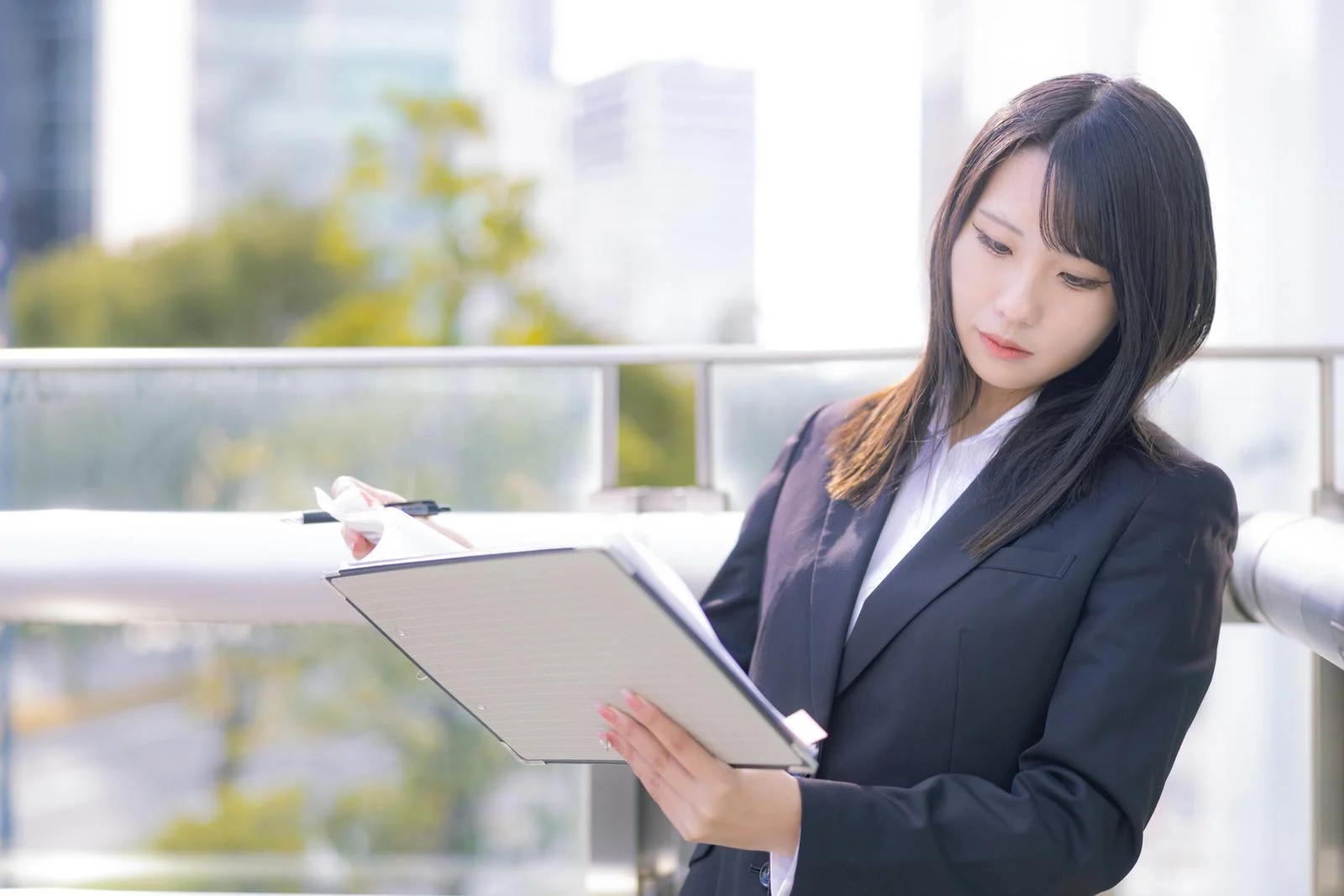 女性向けのキャリアアップを目指すための実践的な戦略を紹介する記事です。キャリアプランの立て方や必要な専門スキルの磨き方、ネットワーキングの重要性、そして働きやすい環境選びについて詳しく解説。さらに、仕事と家庭の両立や昇進の壁、産休後のキャリア継続に関する課題とその解決策を提供します。女性におすすめの職種やスキルも紹介し、自分らしく輝くための具体的なアドバイスを提案します。