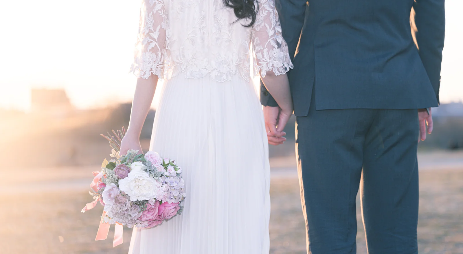 彼の本音が知りたいあなたへ。本記事では、彼の気持ちを確かめるための具体的なポイントを6つ紹介します。彼の態度や連絡の頻度、会話の内容、デートの仕方、周囲への対応、そして行動パターンを分析することで、彼の本当の気持ちが見えてくるはずです。  片思い中の方や、恋人の気持ちに不安を抱えている方に向けて、実践しやすい方法を詳しく解説しています。彼との関係を深めるヒントが満載ですので、ぜひチェックしてみてください！